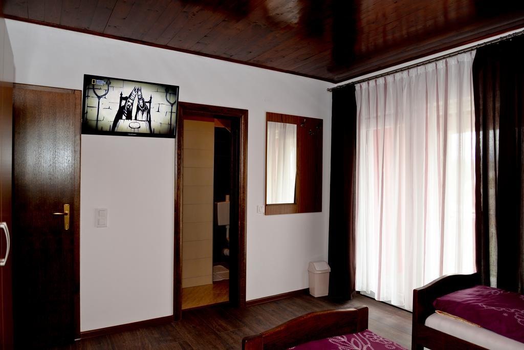 Guesthouse Pink Panther Udbina Extérieur photo